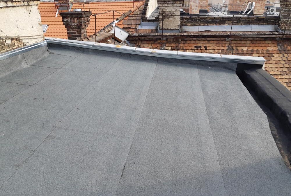 Lapos tetőszerkezet csapadékvíz elleni bitumenes és gumi vízszigetelése